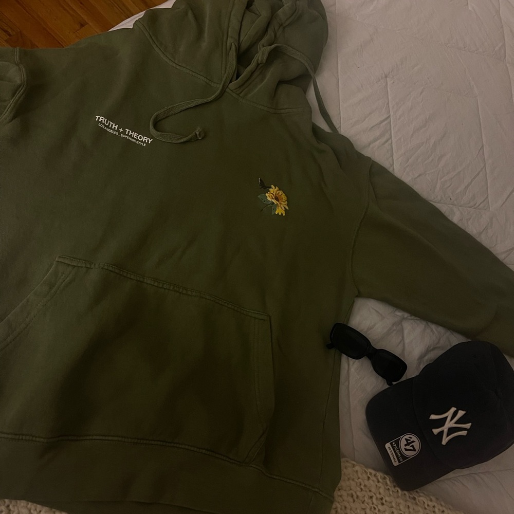 Green military hoodie. Very good material and conditions 💚
